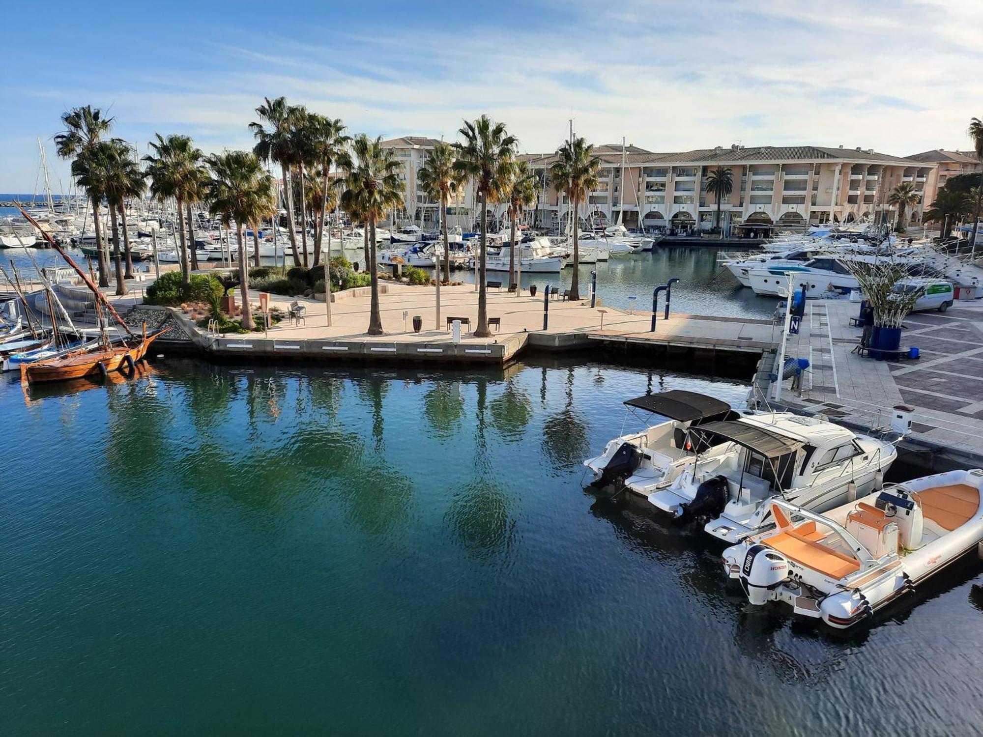 Апартаменты Coeur Marina Climatise Terrasse Parking Фрежюс Экстерьер фото